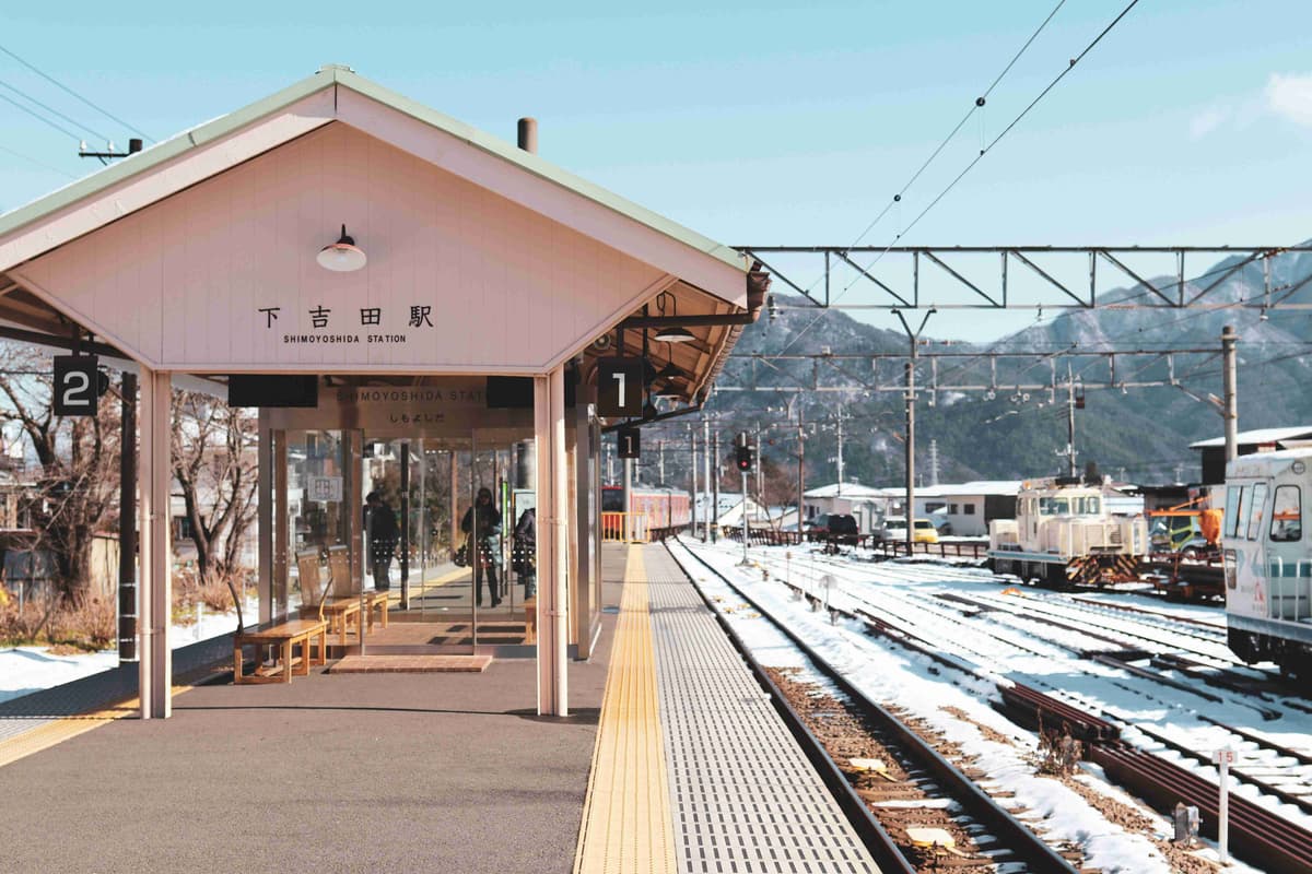 Scène hivernale de la gare de Shimoyoshida
