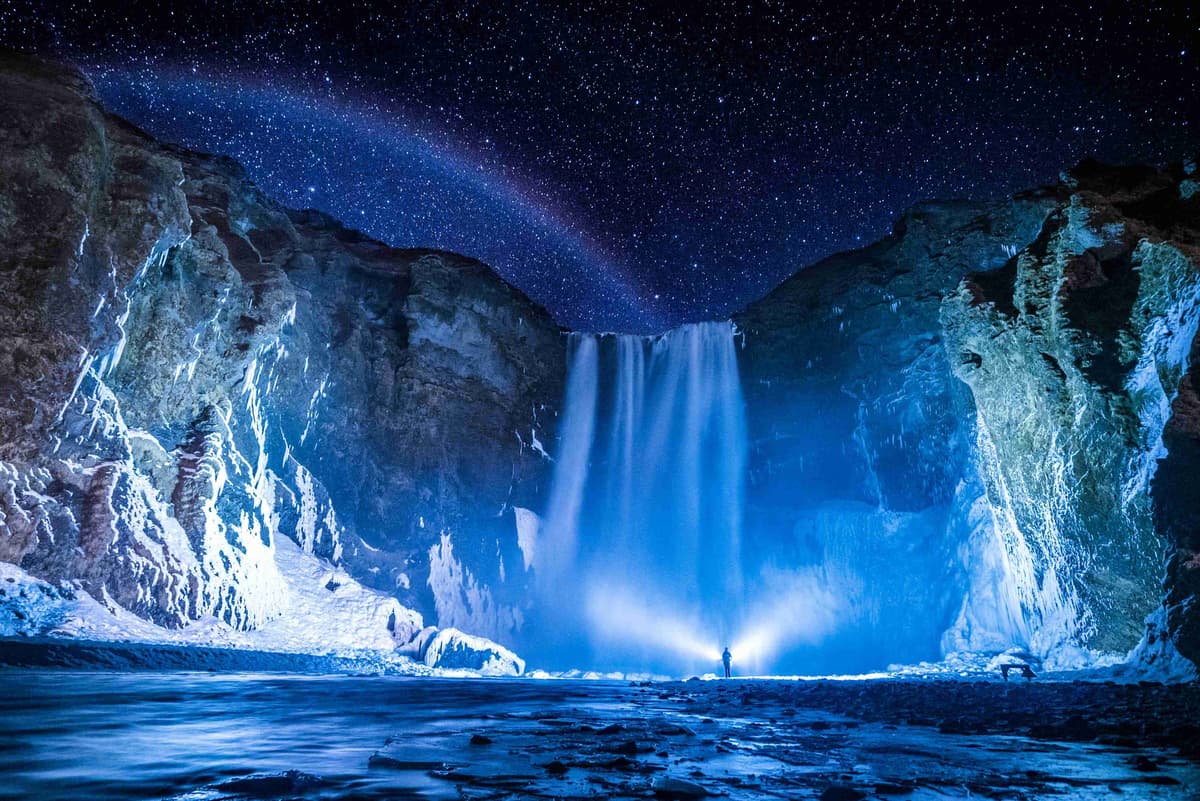Noapte înstelată peste cascadă înzăpezită cu Explorer