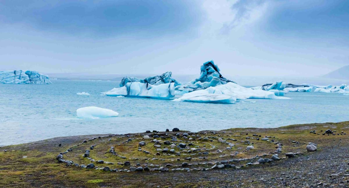 Ledus zilās ledāja lagūnas akmens spirāle