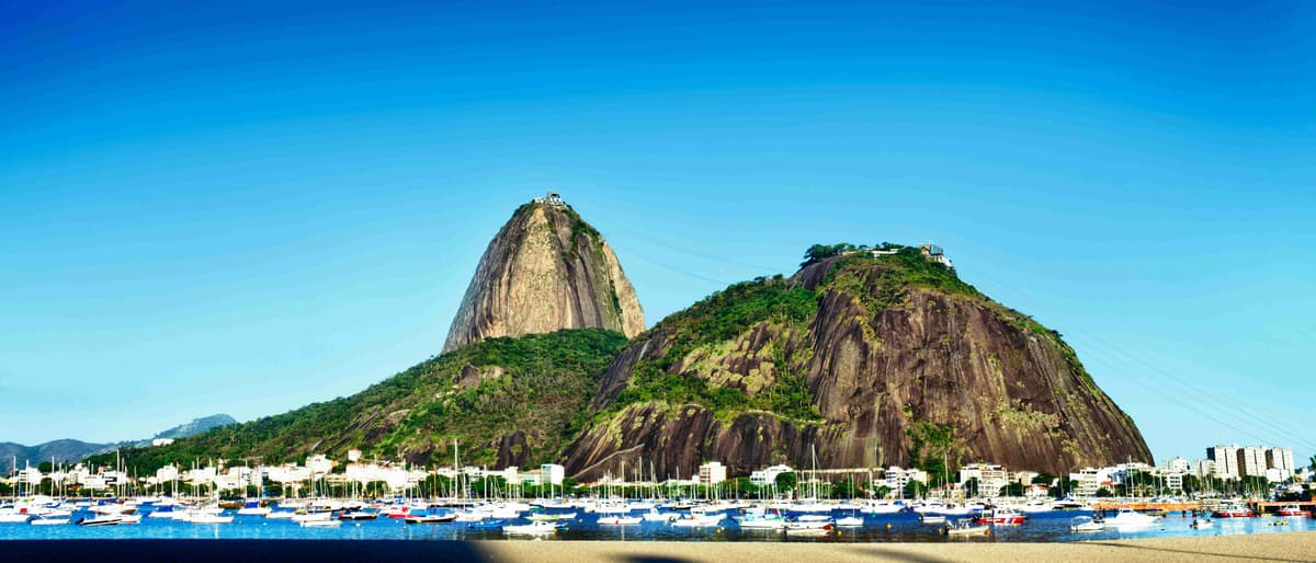 Панорамный вид на гору Сахарная голова в Рио-де-Жанейро