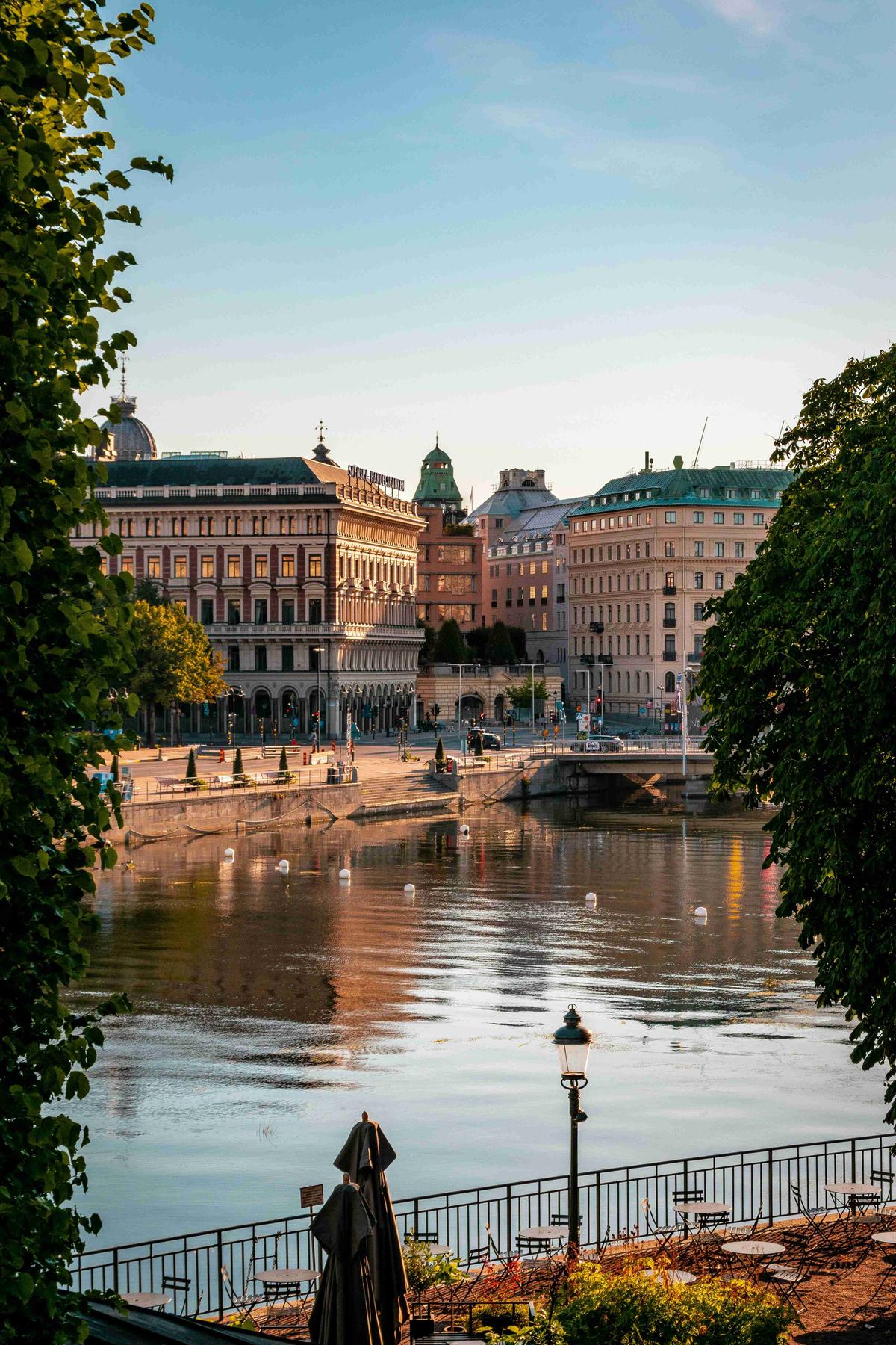 Залитый солнцем берег реки с исторической архитектурой Стокгольм