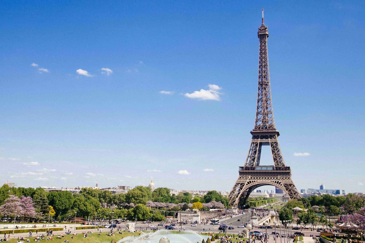 Sončen dan na Eifflovem stolpu v Parizu