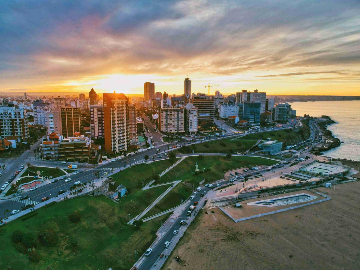 海岸沿いの街並みに沈む夕日