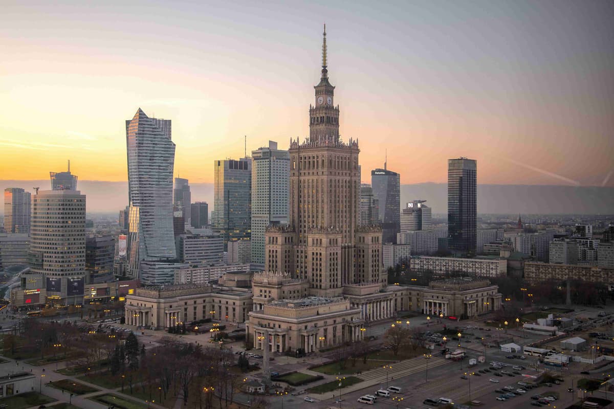 Sončni zahod nad obzorjem Varšave s palačo kulture in znanosti