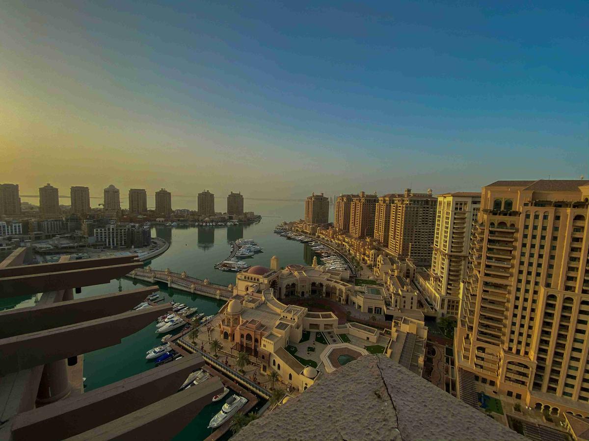 Pogled na sončni zahod nad apartmaji Waterfront in marino