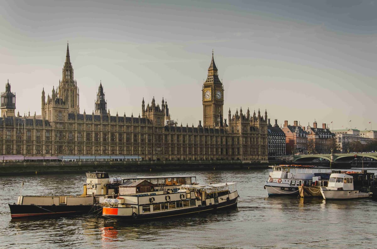 Thames_Riverwith utsikt over Big Ben og Houses of Parliament