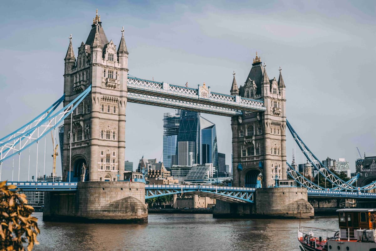 Tower Bridge London s sodobnim obzorjem