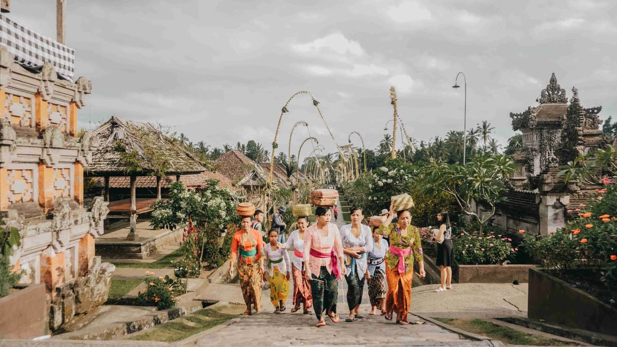 Traditional_Balinese_Procession_in_Village
