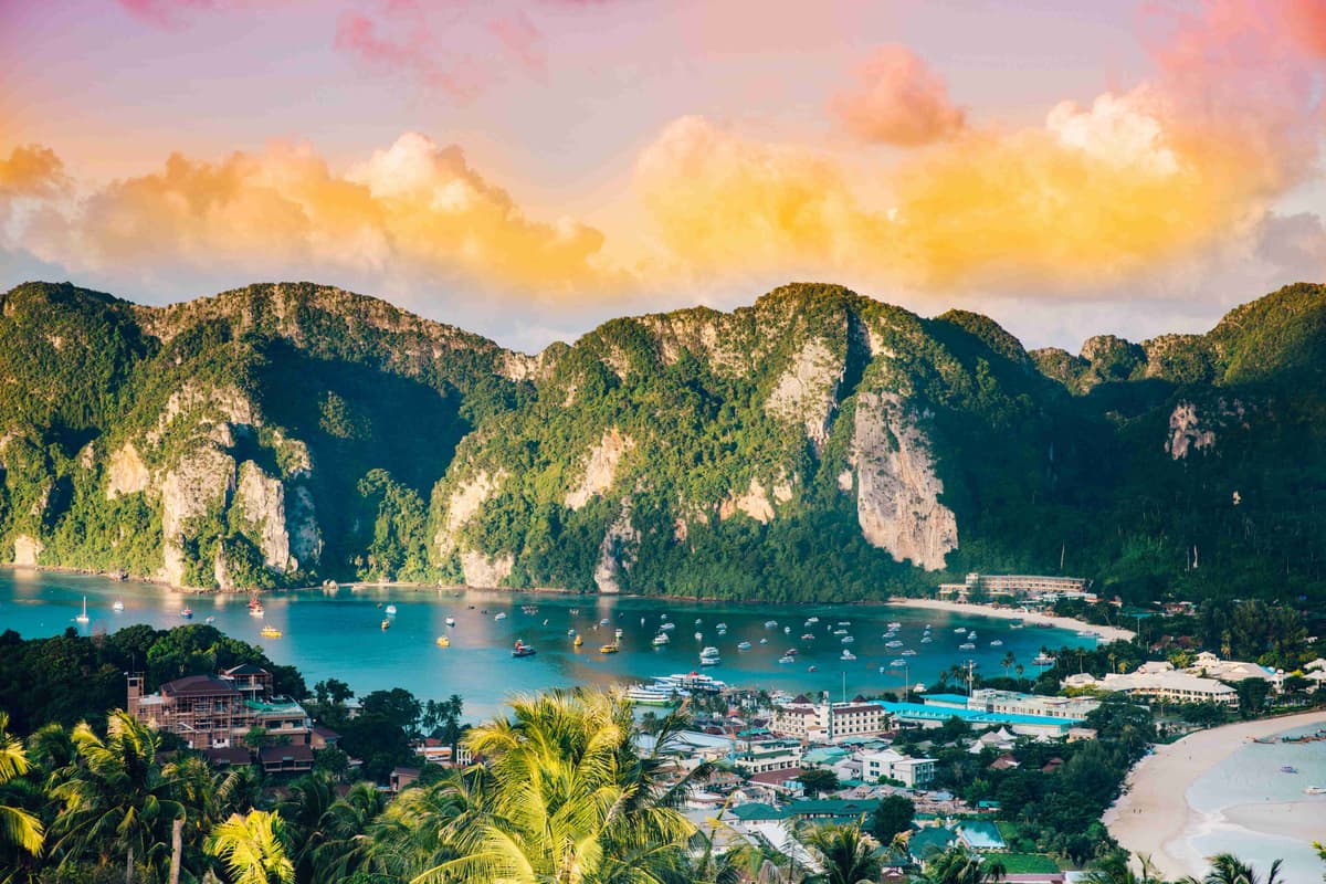 Teluk Pantai Tropika di Matahari Terbenam