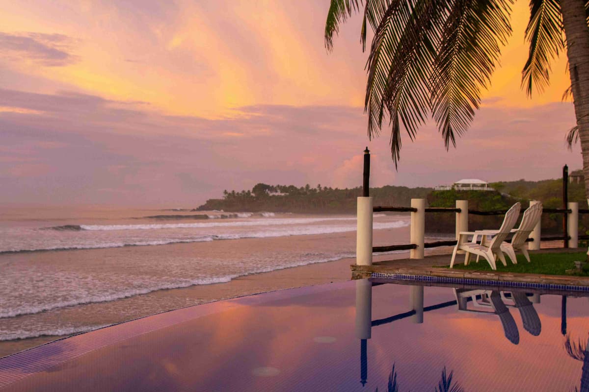 Coucher de soleil sur la plage tropicale avec piscine