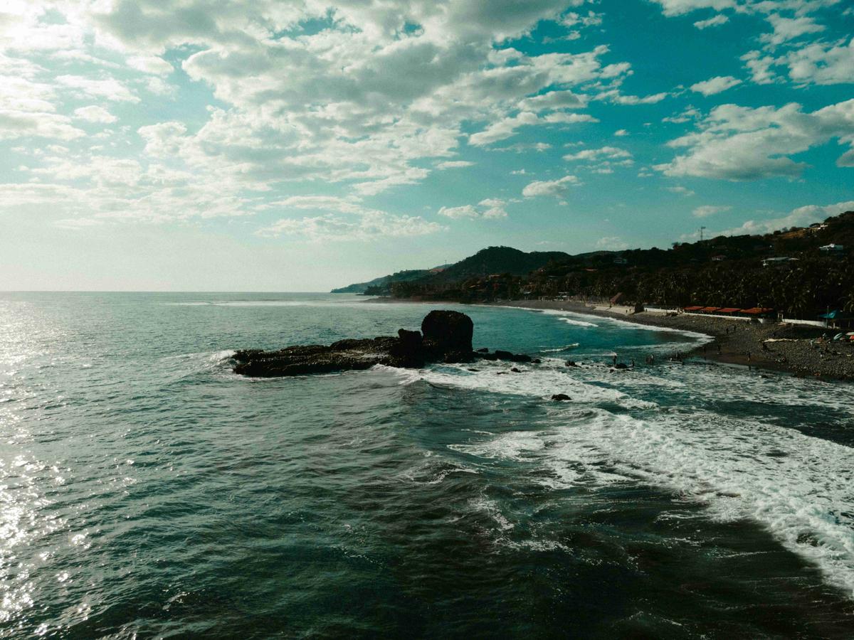 Pantai Tropika dengan Rocky Outcrop