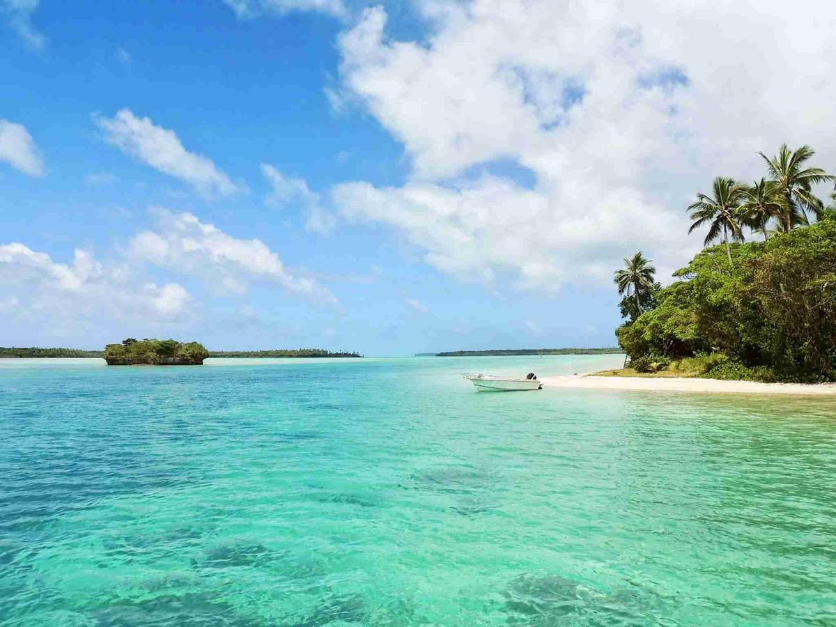 Paradisul insulei tropicale cu ape cristaline albastre