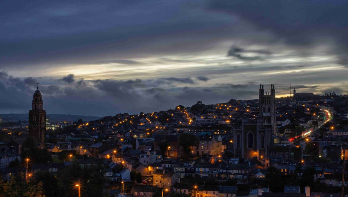 Paysage urbain crépusculaire avec tours d'église