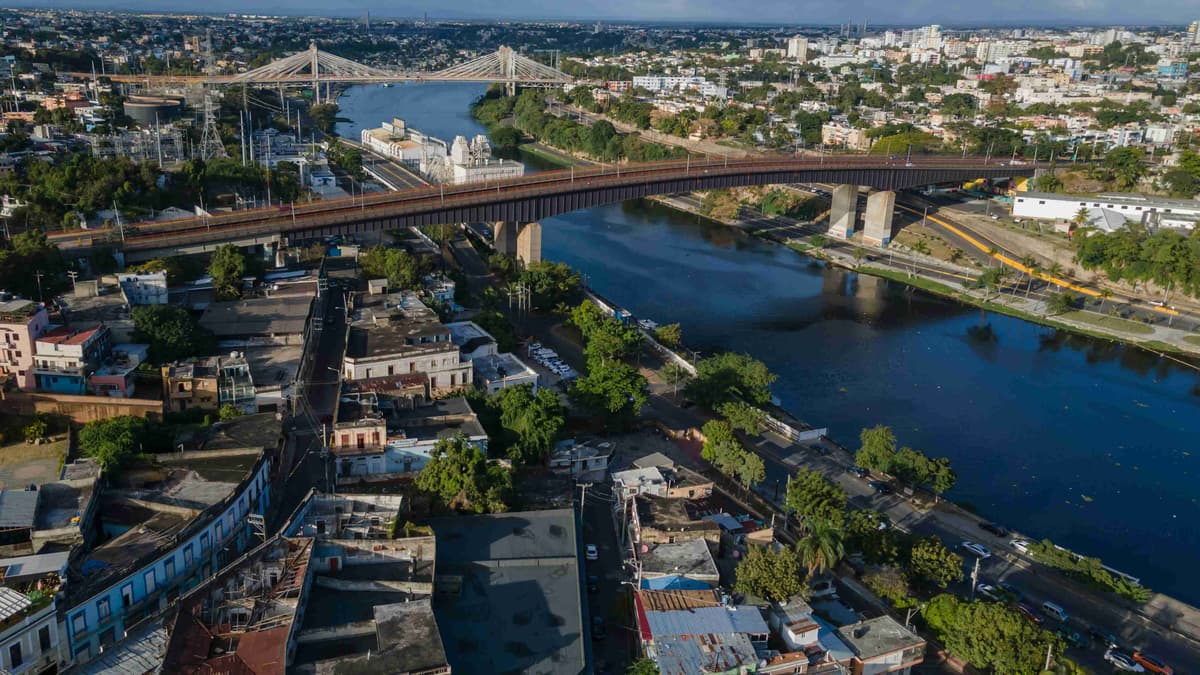 Urban River Crossing na may Bridges at Cityscape