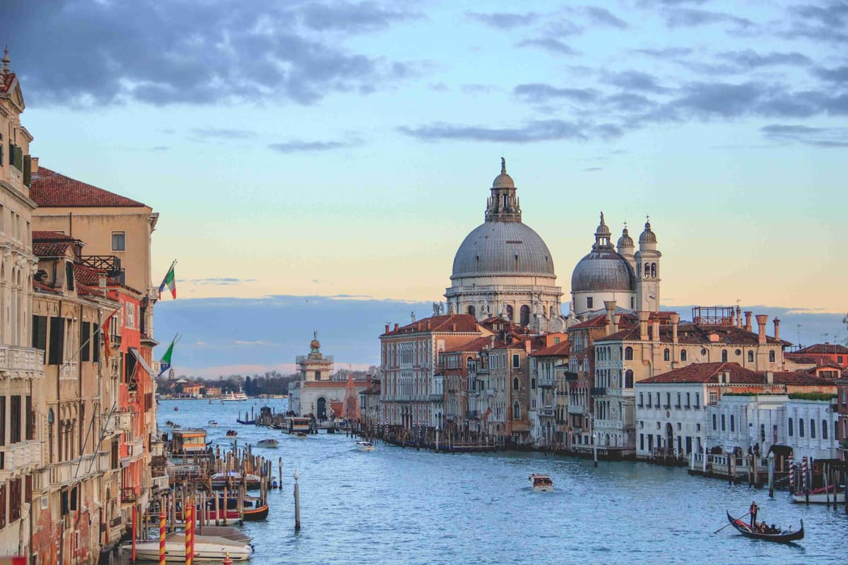 Alacakaranlıkta Venedik Kanalı