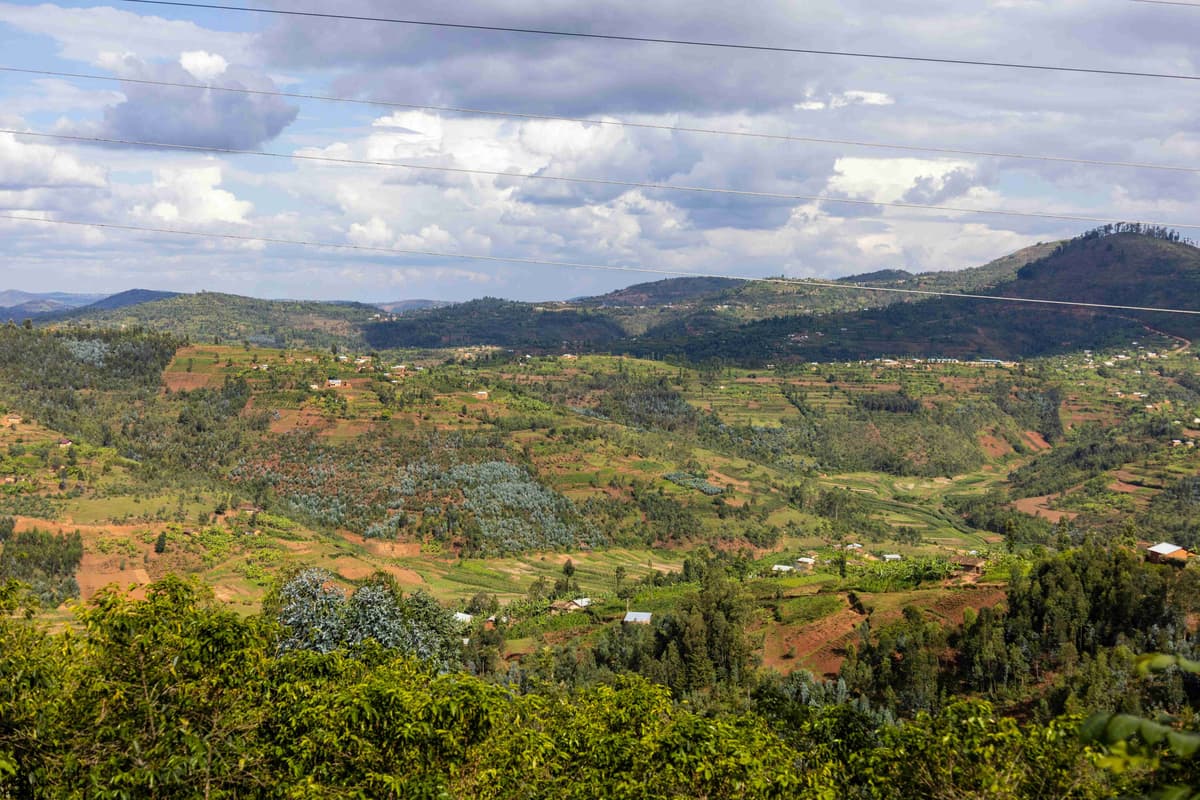 Paisaje agrícola de colinas y valles verdes