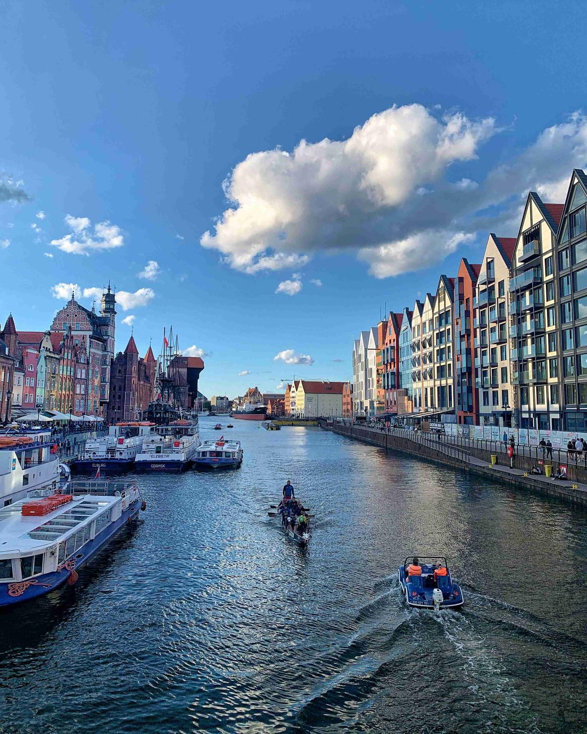 Lebendiger Blick auf den Kanal mit Booten und farbenfrohen Gebäuden