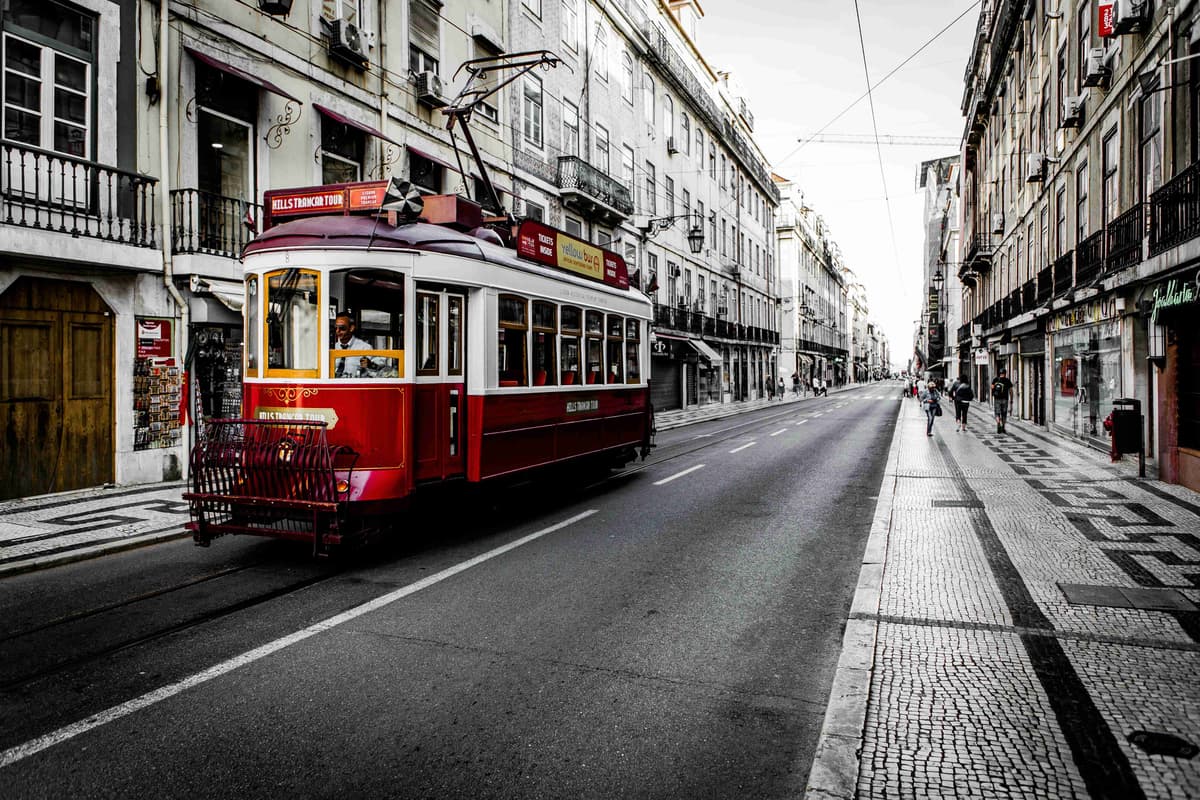 Vintage tramvajs Lisabonas ielā