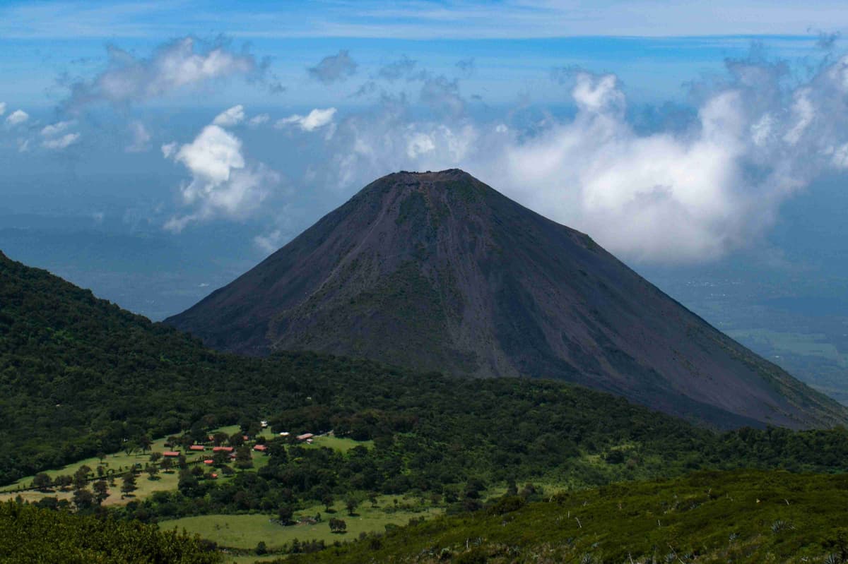 Montanha Vulcânica Entre Nuvens