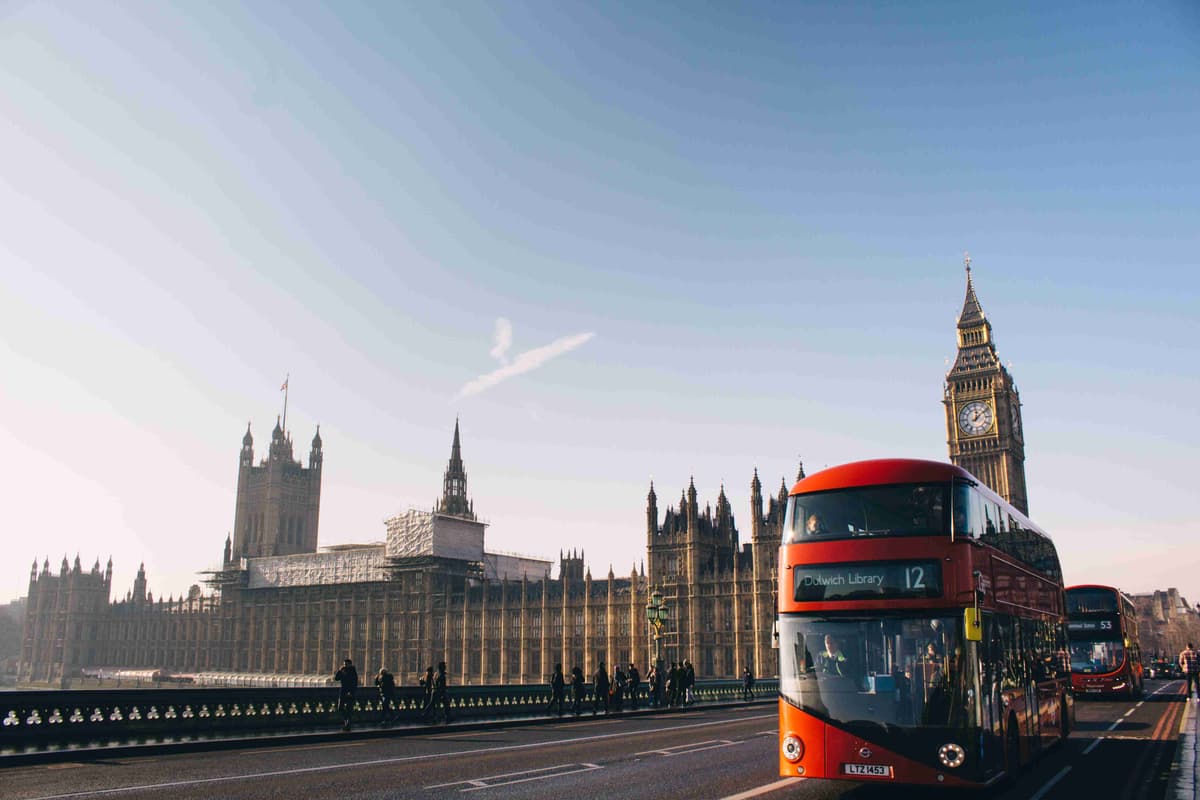 Vestminsteras tilts ar sarkano autobusu un Bigbenu Londonā