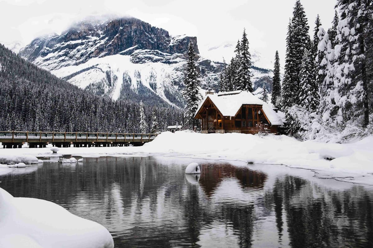 Зимний домик у горного озера