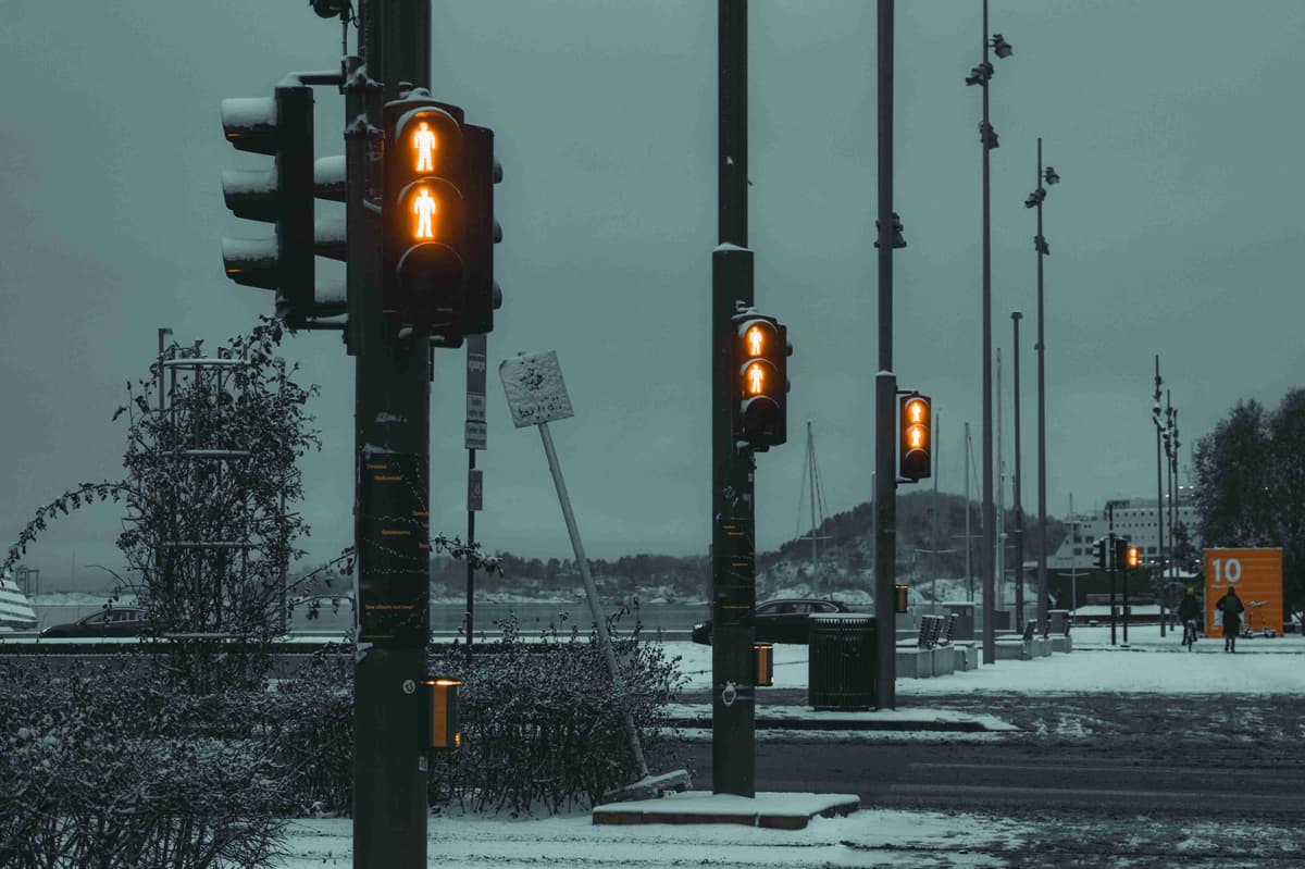 Paisaje urbano invernal con semáforos cubiertos de nieve