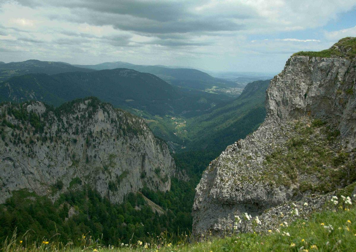 "Vista della valle di montagna in una giornata nuvolosa"