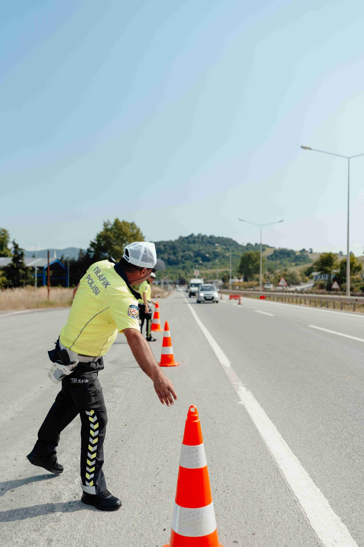 La policía de tránsito instala conos de seguridad en la carretera