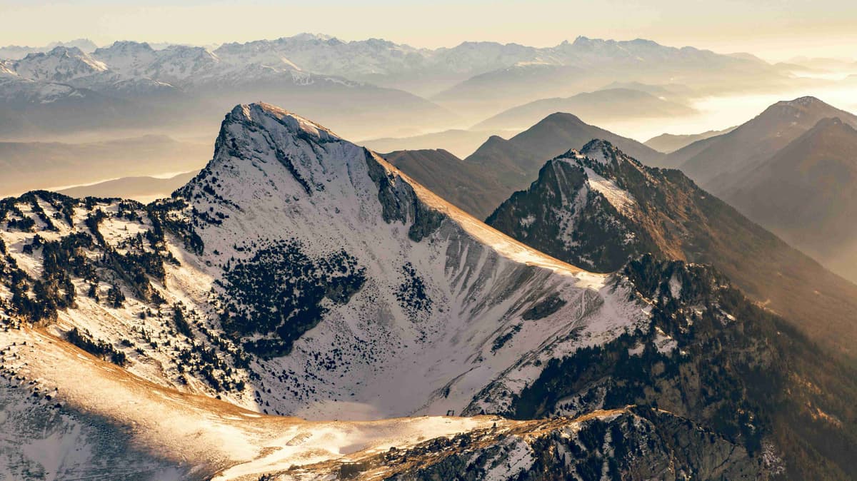 een-bergketen-bedekt-met-sneeuw