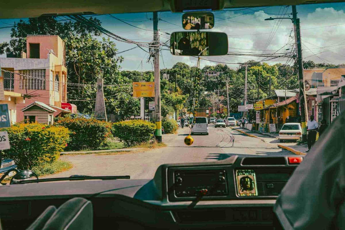 Vaizdas iš automobilio į judrią Jamaikos gatvę.