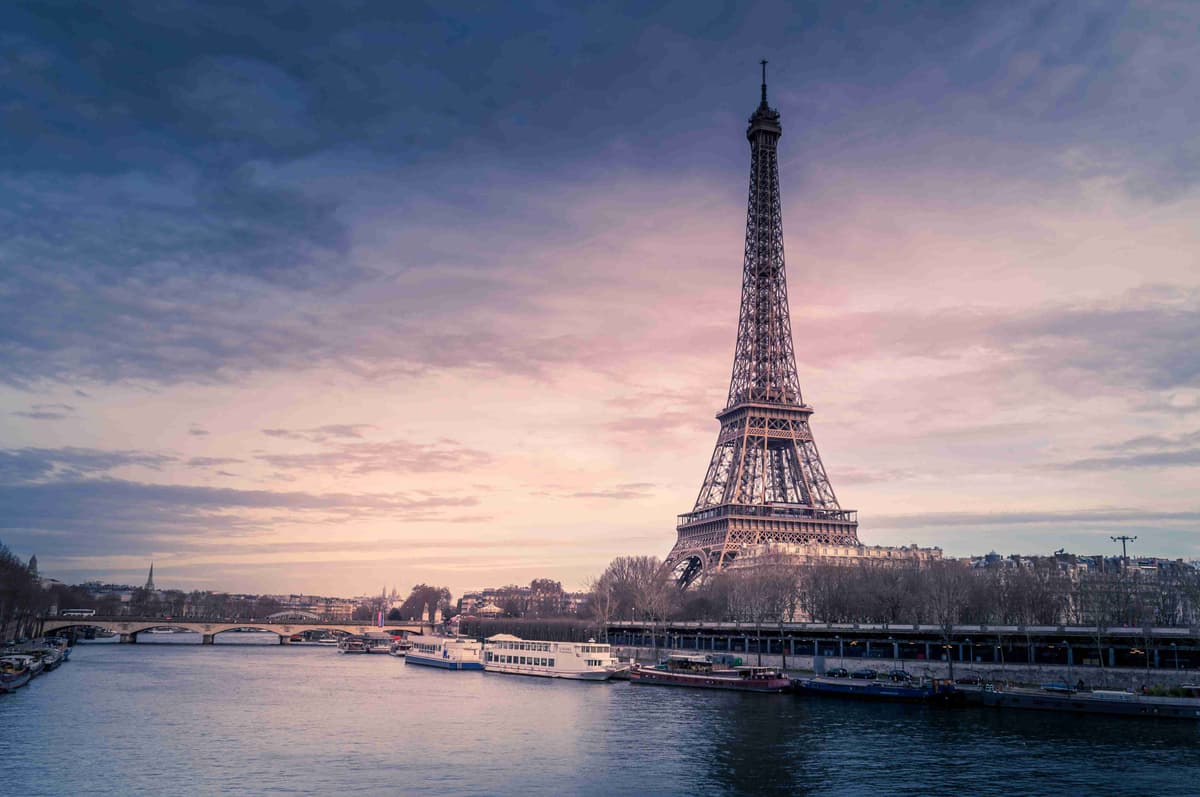 Eiffel-torni auringonlaskun aikaan näköalalla Seine-joelle