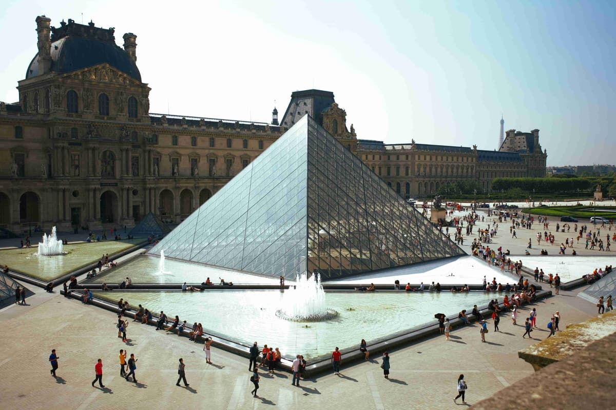 Menschen laufen um das Wahrzeichen der Pyramide herum