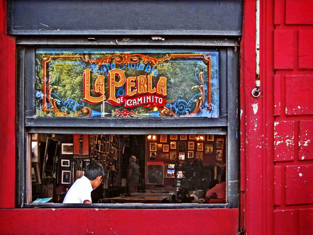 Fenêtre colorée du café La Perla de Caminito