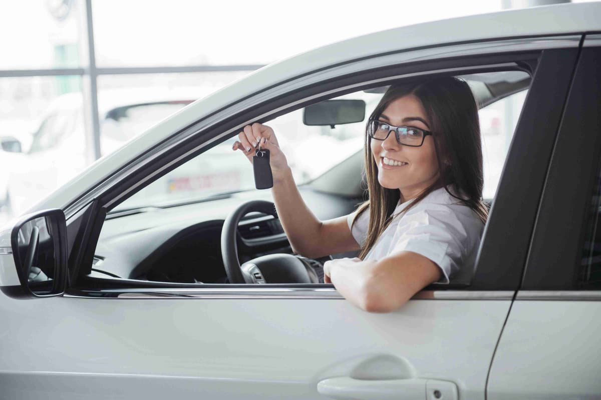 woman-holding-car-keys-in-new-car