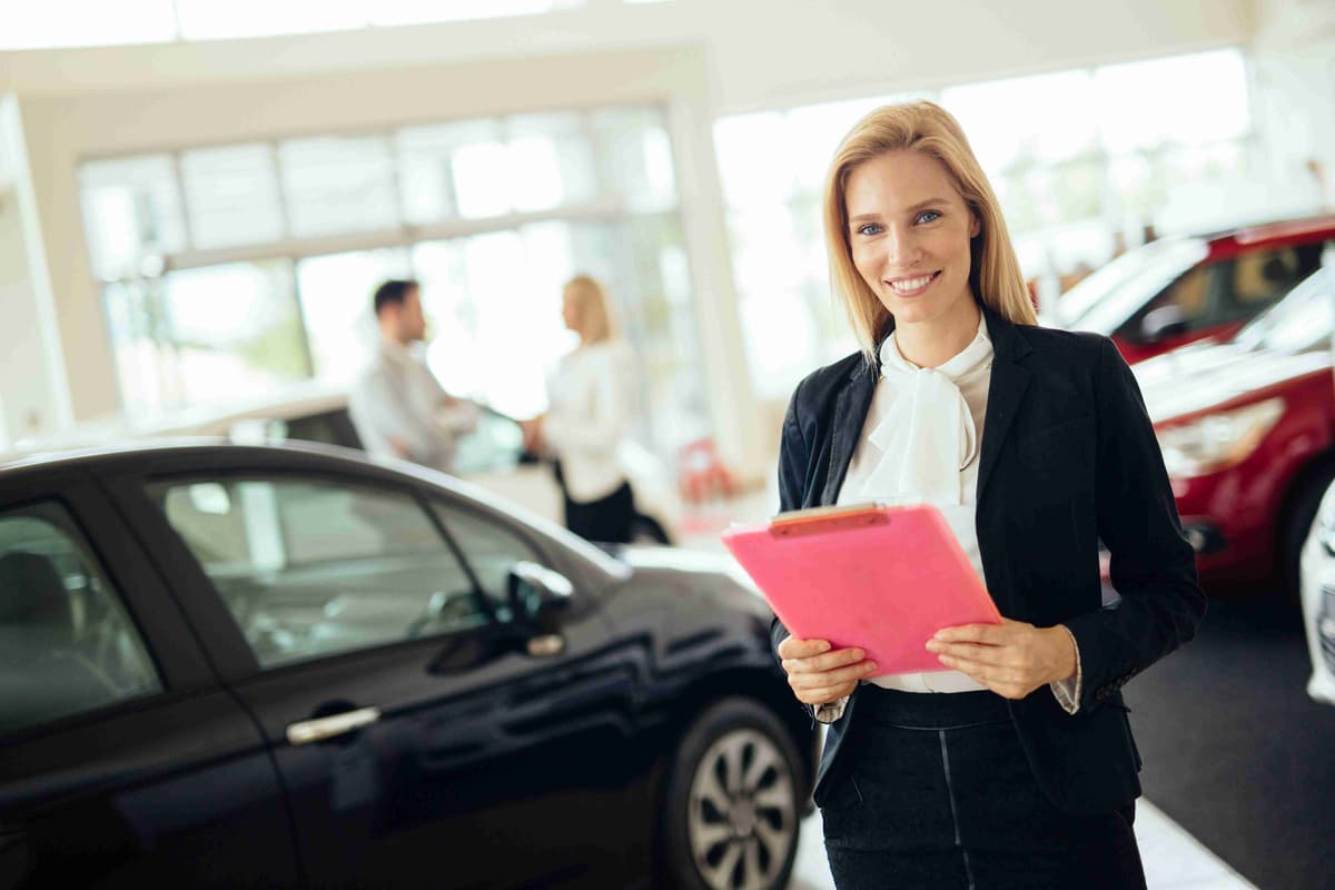 Vendedora sonriente en un concesionario de automóviles