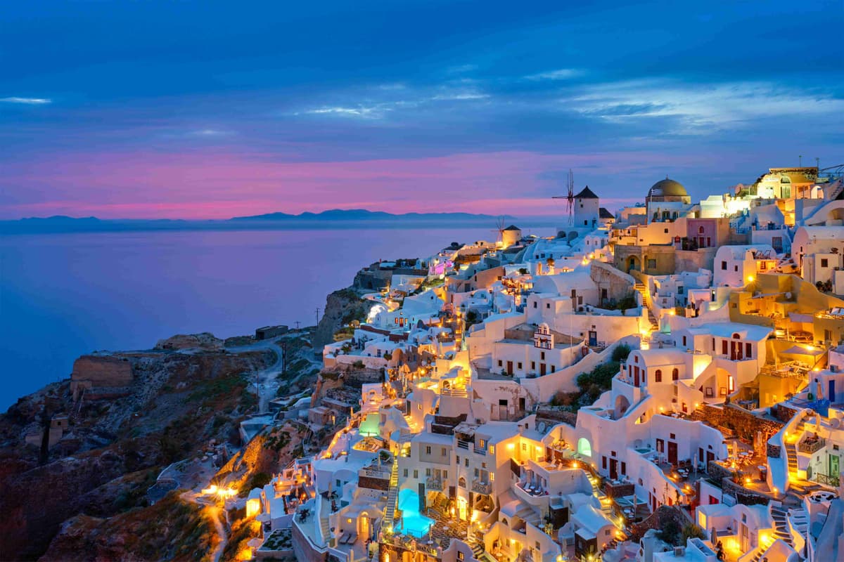 Hoàng hôn ở Santorini với những tòa nhà trắng được chiếu sáng