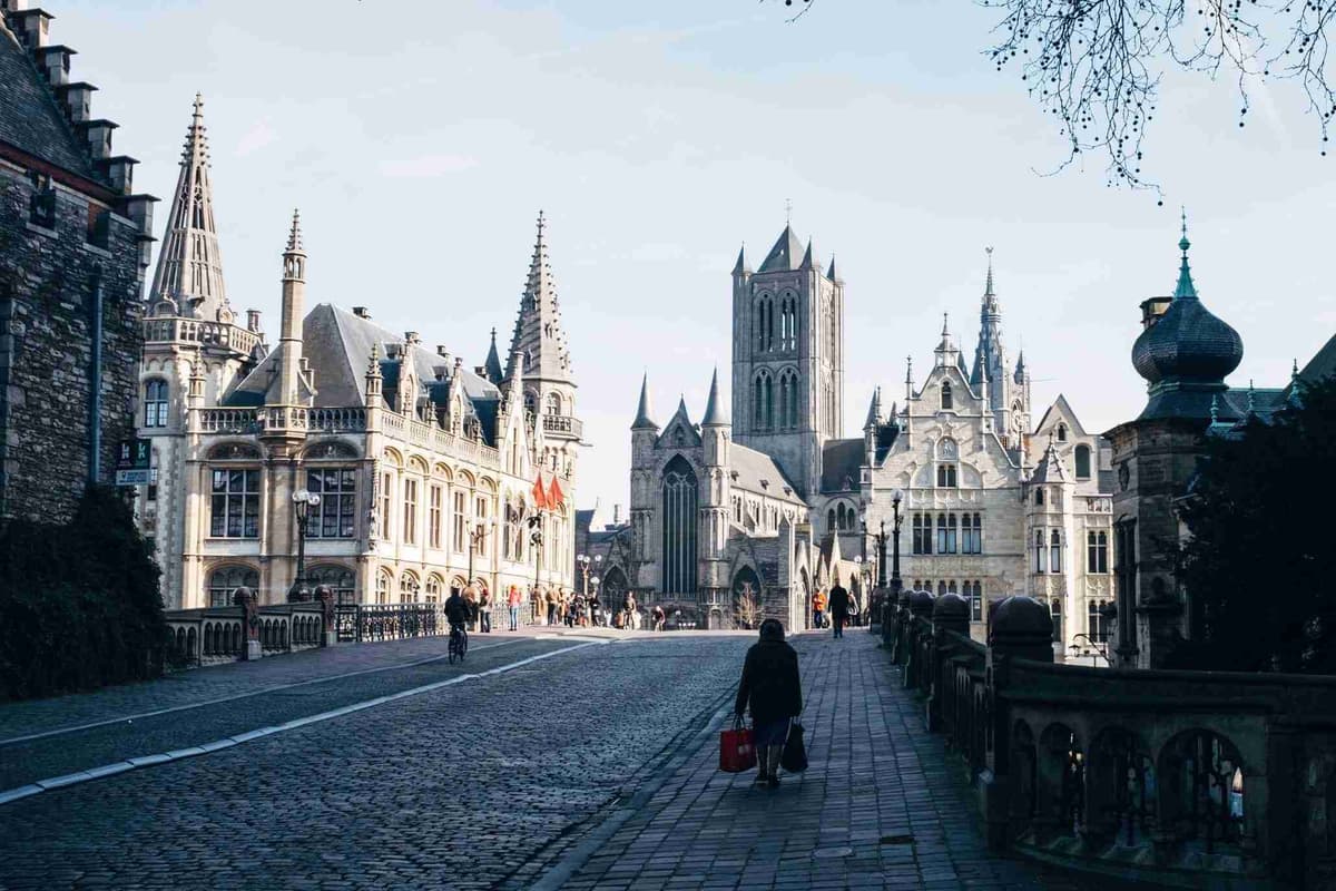 Gepflasterte Straße und mittelalterliche Gebäude in Gent, Belgien.