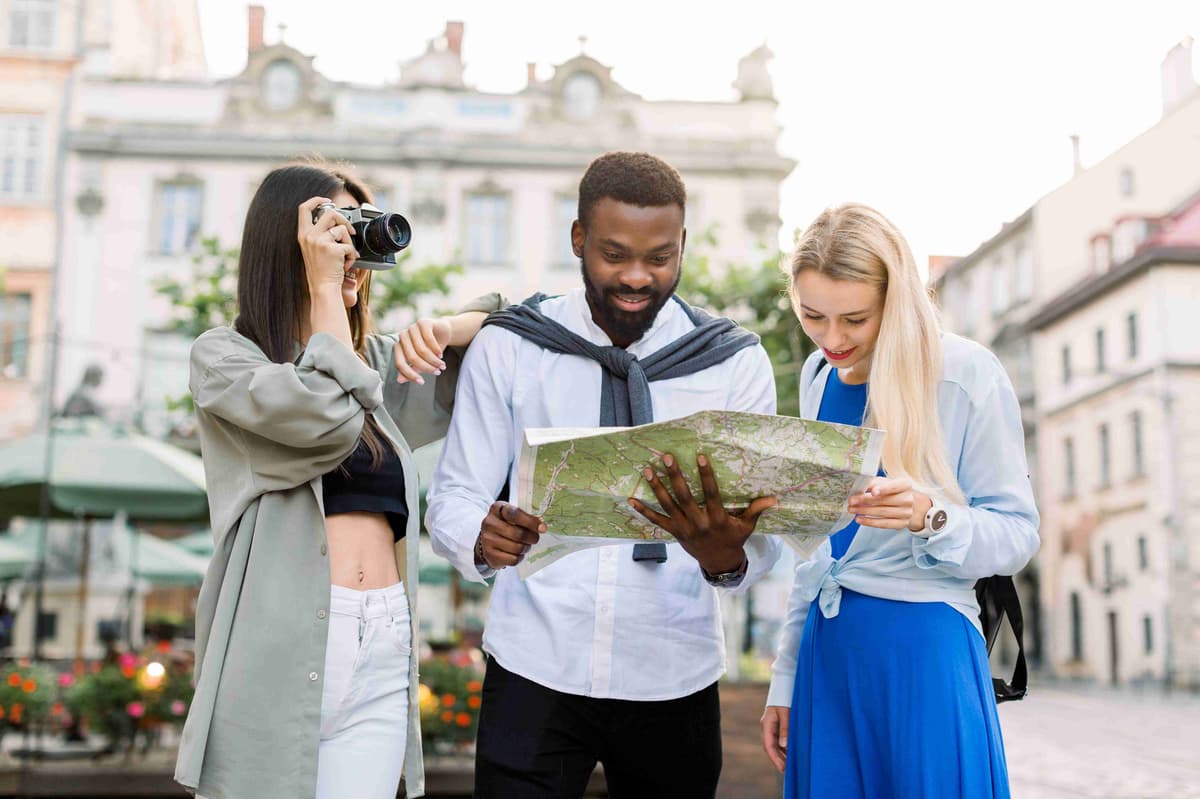 šťastná-skupina-multietnických-turistů-užívajících-sight