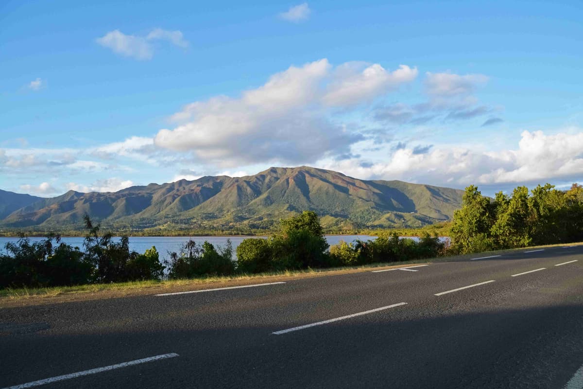 Fotografija ceste u Novoj Kaledoniji. Fotografirao Jeremy Bezanger