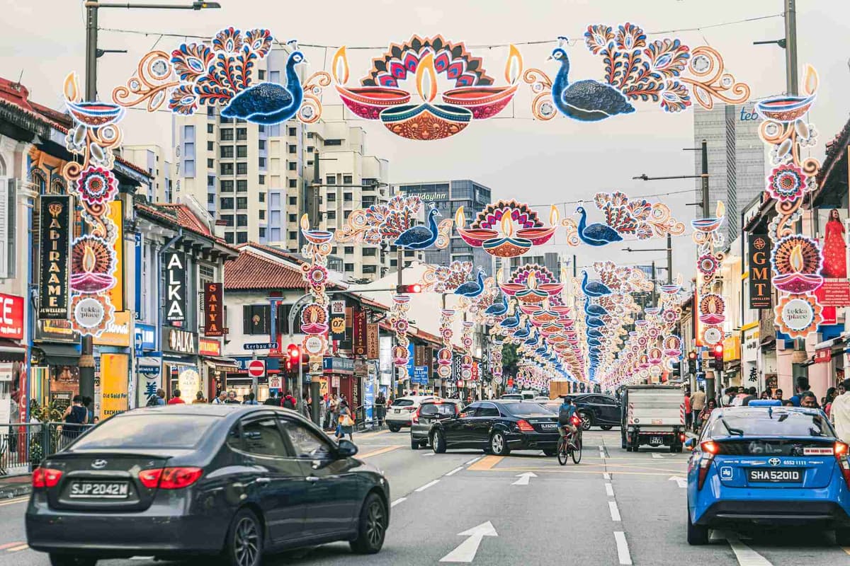 Decoración festiva de la calle con pavos reales y diyas en Little India, Singapur