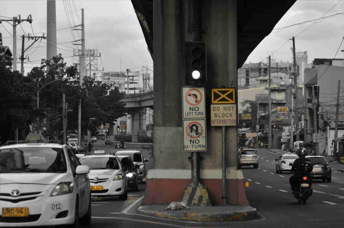 Đường đô thị có biển báo giao thông và đèn giao thông nổi bật.