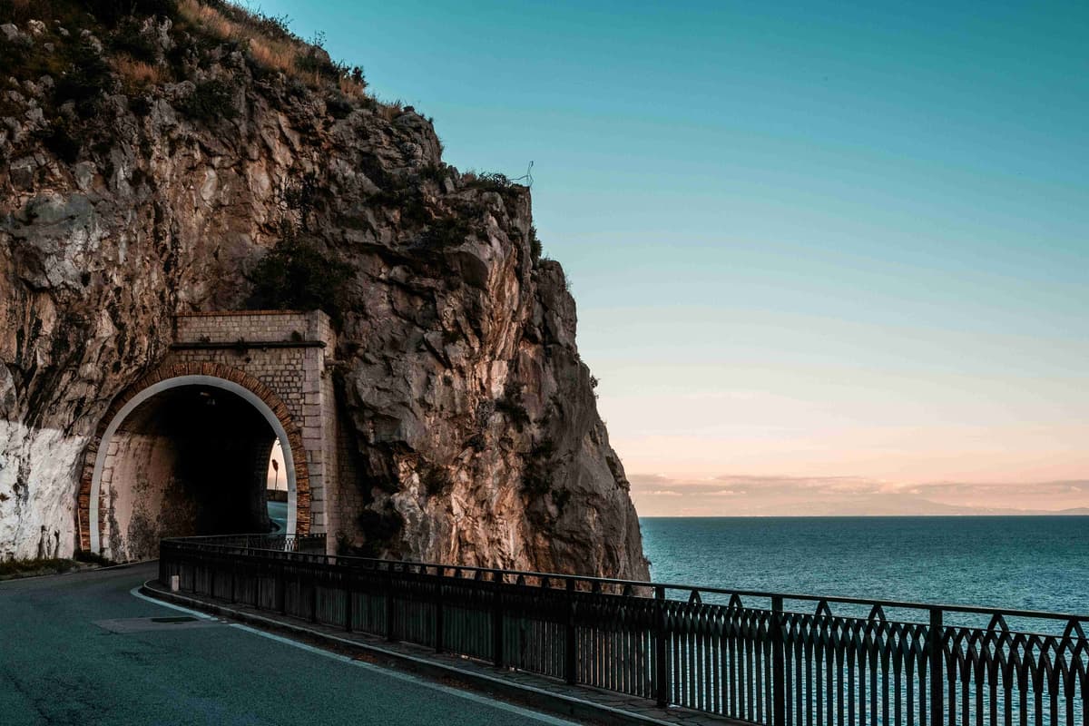 "Vhod v tunel ob obalni cesti s pogledom na ocean"