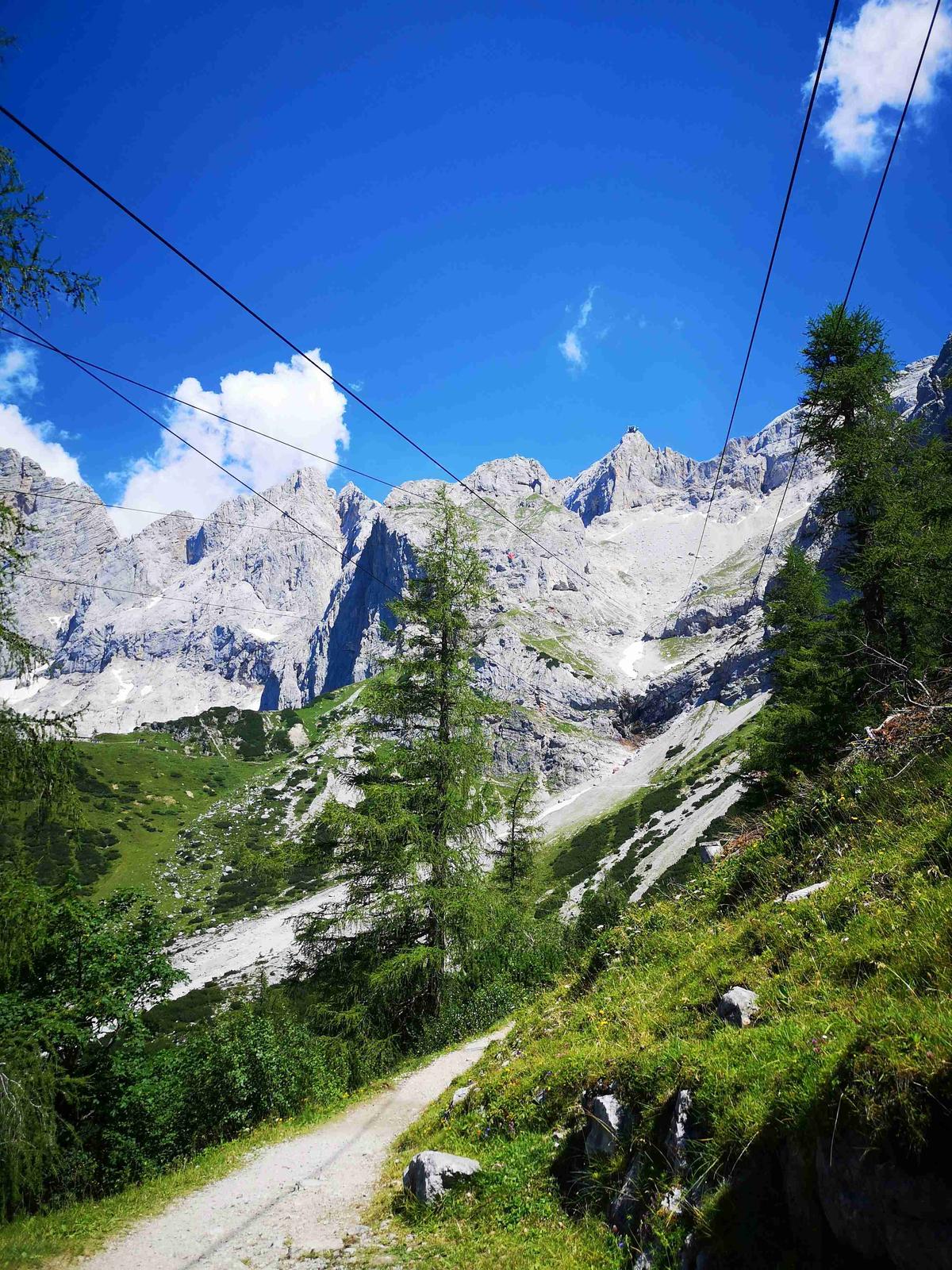 “风景秀丽的山间小道，设有缆车线路”