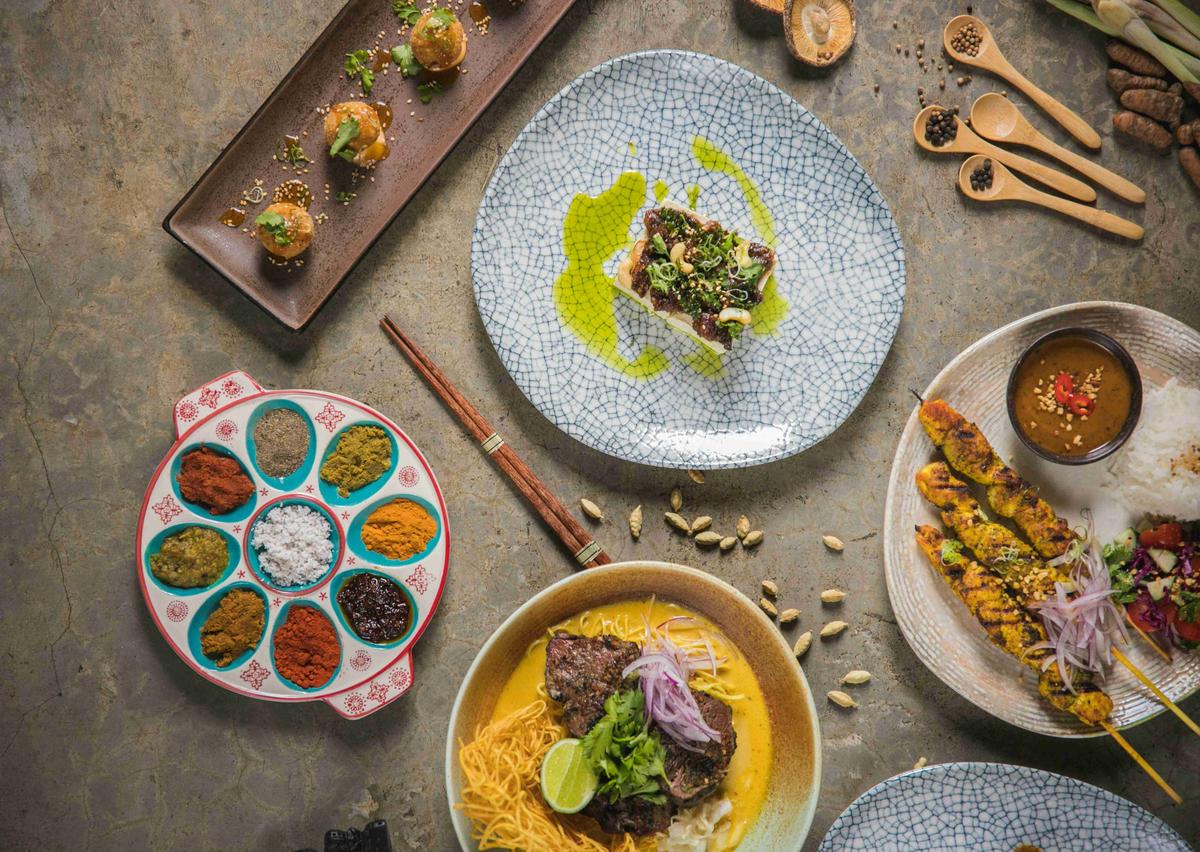 una mesa cubierta con platos llenos de comida