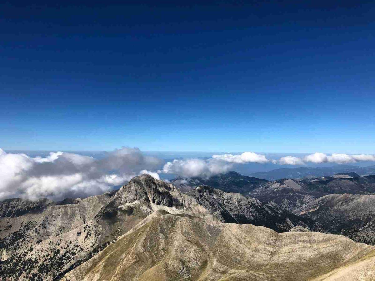 Горные вершины над облаками