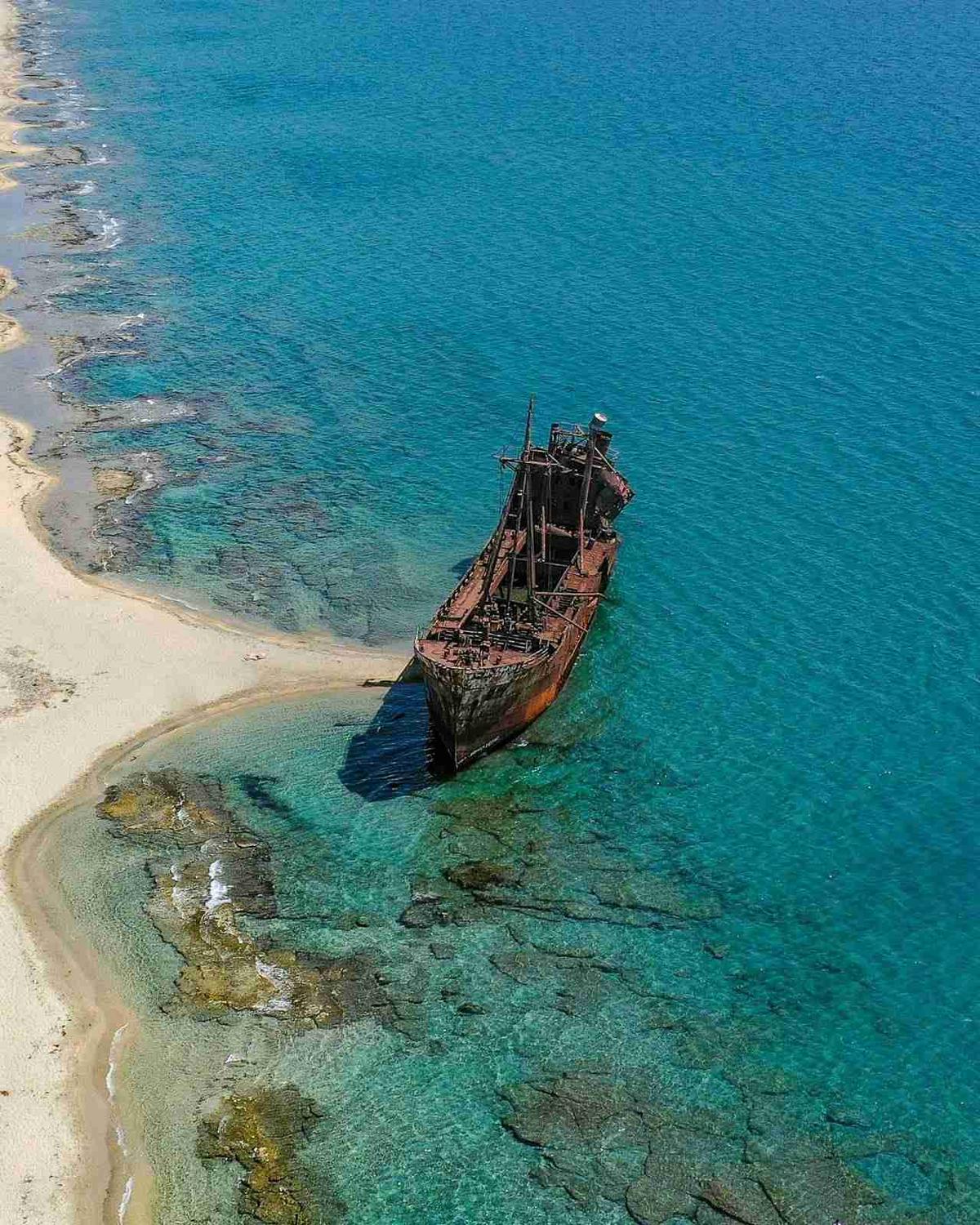 Naufragio abandonado en una playa de arena