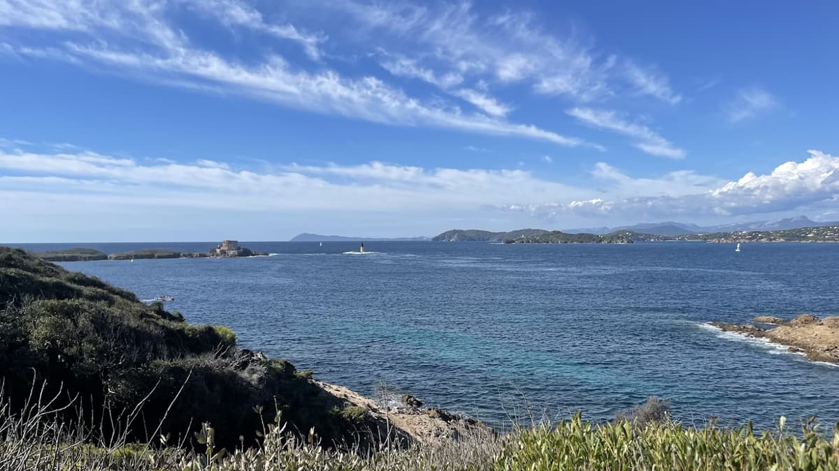 Scénický výhľad na pobrežie v Provence, Francúzsko