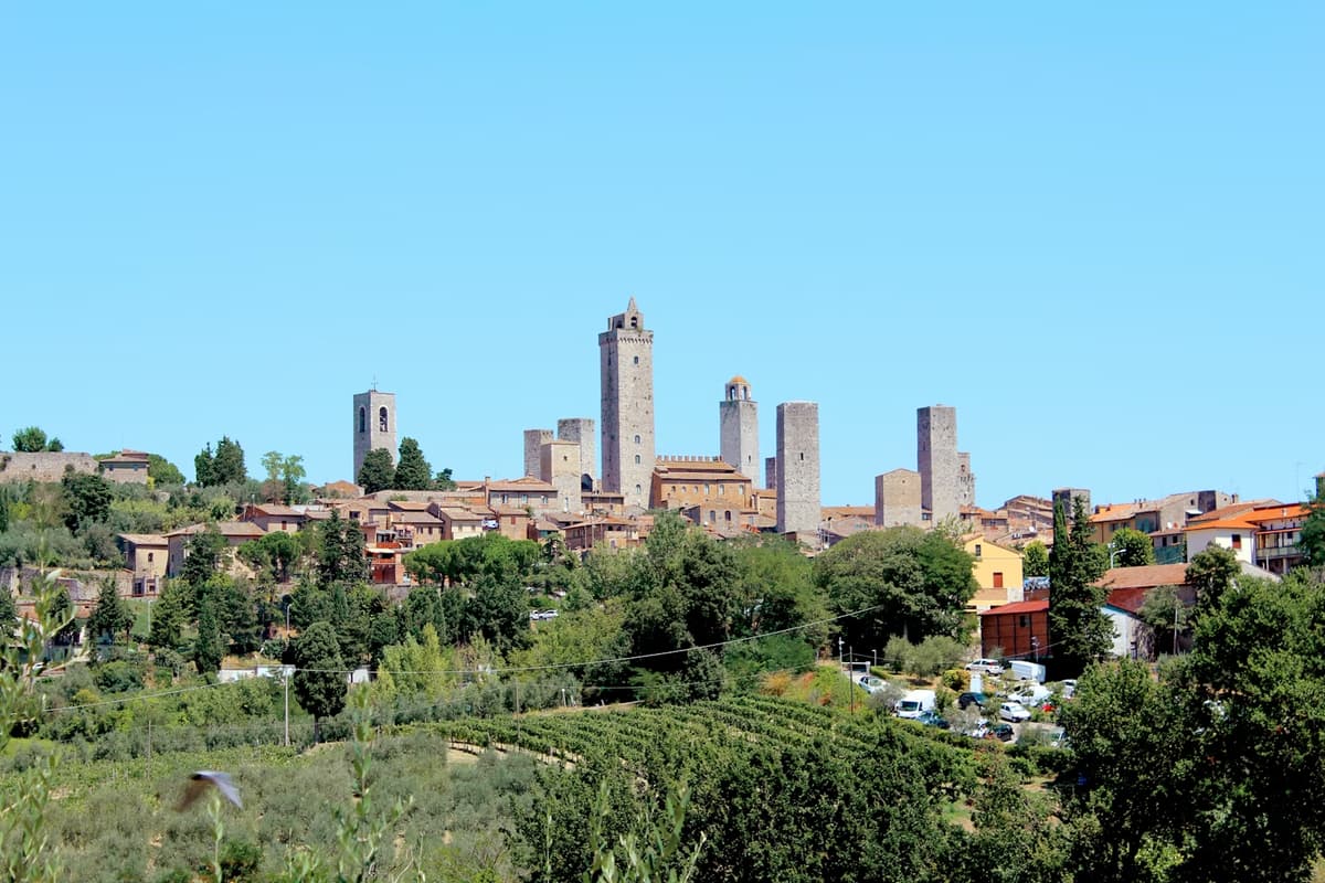 Las icónicas torres de San Gimignano contra un cielo azul claro