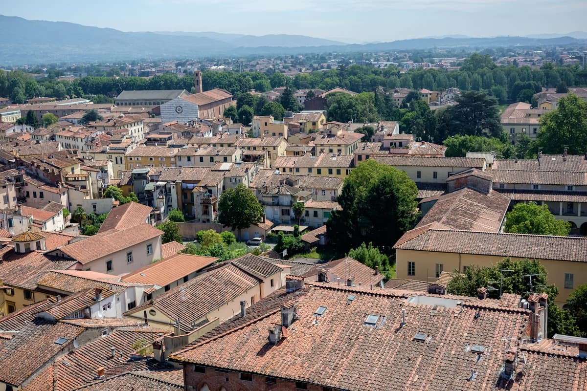 Luftaufnahme der historischen Dächer von Lucca