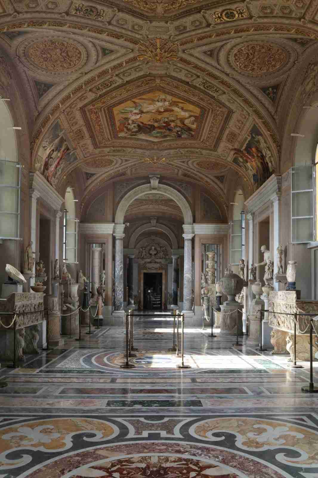 Sierlijke gang in de Vaticaanse Musea